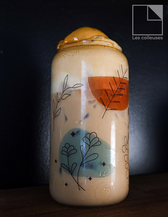 Verre style canette avec couvercle bamboo « Mama needs coffee »
