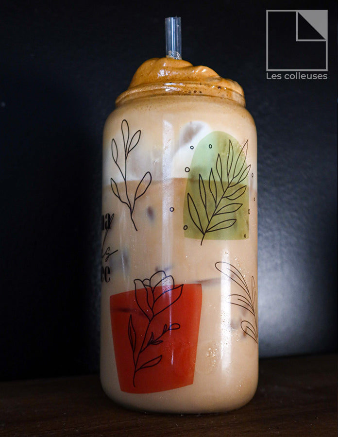 Verre style canette avec couvercle bamboo « Mama needs coffee »
