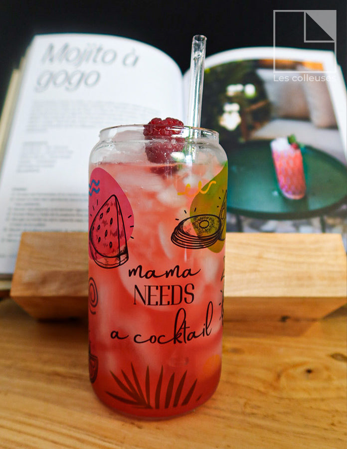Verre style canette avec couvercle bamboo « Mama needs a cocktail »