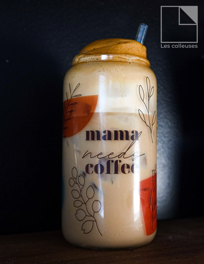 Verre style canette avec couvercle bamboo « Mama needs coffee »
